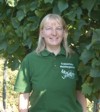 Das Foto zeigt Monika Linder als Weinbegleiterin im Weingarten